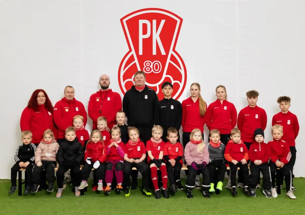 Mikkelin Pallo-Kissojen nappulafutiksen harrastajt iältään 3 - 6 vuotiaat iloisina joukkue ja yhteiskuvassa punaisissa peliasuissaan 2026 kuplahallissa.