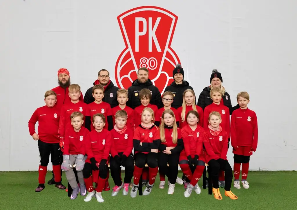 Mikkelin Pallo-Kissojen P10 2026 syntyneiden joukkuekuva. Joukkue on pukeutunut seuran punaiseen väriin. Junnutfutisliaset ovat iloisia.