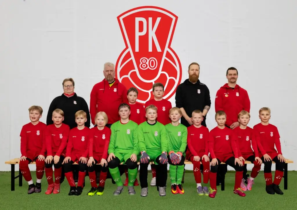 Mikkelin Pallo-Kissojen P12 ja P12 joukkeen joukkuekuva kaudella 2026. Joukkue on pukeutunut punaiseen seuran peliasuun.