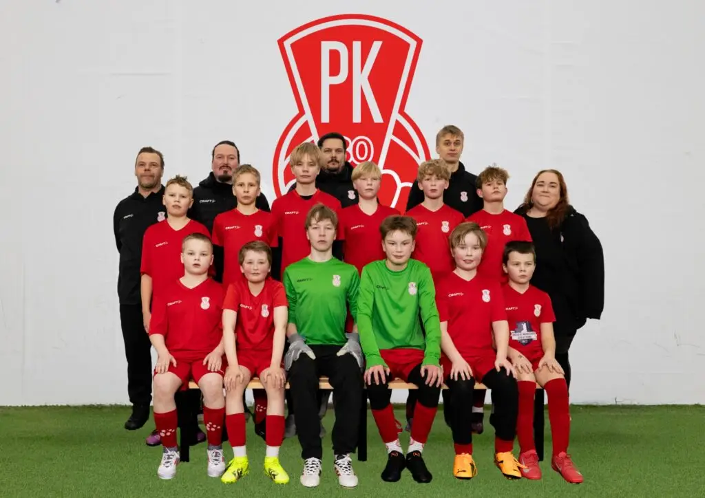 Mikkelin Pallo-Kissojen P13 joukkuekuva kaudella 20326. Joukkue on punaisissa seuran peliasuissa.Tkana on seuran iso punavalkoinen logo