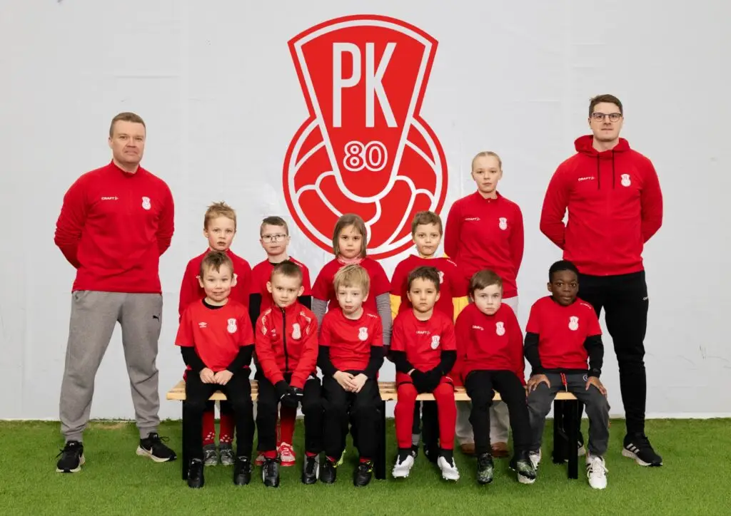 Mikkelin Pallo-Kissojen P7 junnufutis joukkue iloisena joukkuekuvassa punaisessa peliasussaan Mikkelin jalkapallohallissa (kuplahalli)