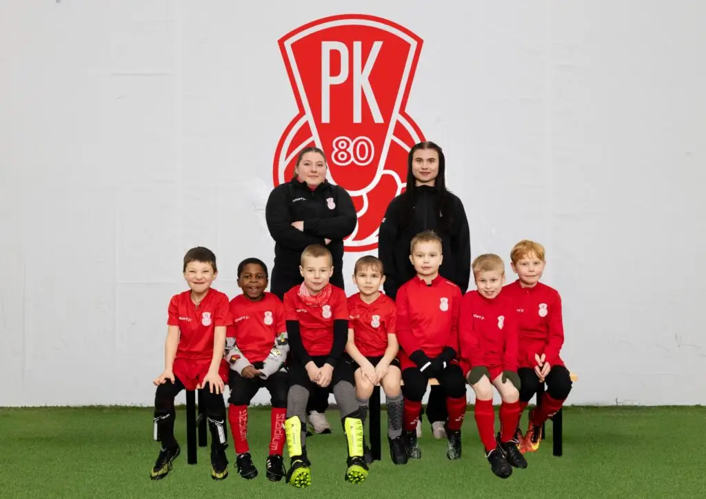 Mikkelin Pallo-Kissat P8 2018 syntyneet junnufutiksen pelaajat iloisina joukkuekuvassa punaisessa peliasussaan Mikkelin jalkapallohallissa