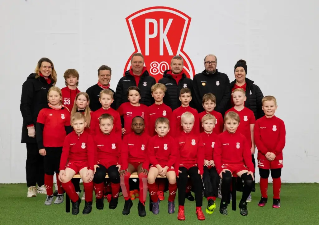 Mikkelin Pallo-Kissojen junnufutiksen joukkue P9 joukkuekuvassa punaisessa peliasussaan