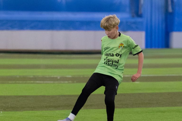 hyggephotography__jalkapallokuvaus2026 Mikkelin Pallo-Kissat ja Holstin Dynamo yhteistyö nuori pelaaja lupaus pelaamassa jalkapalloa