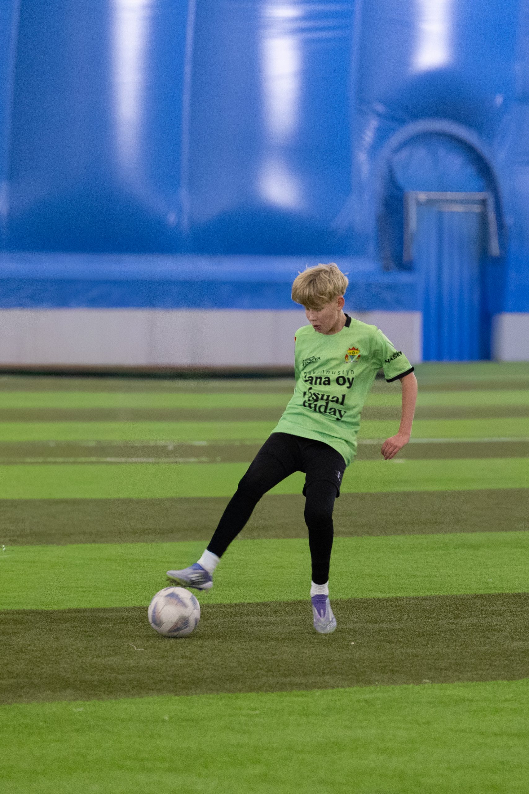 hyggephotography__jalkapallokuvaus2026 Mikkelin Pallo-Kissat ja Holstin Dynamo yhteistyö nuori pelaaja lupaus pelaamassa jalkapalloa