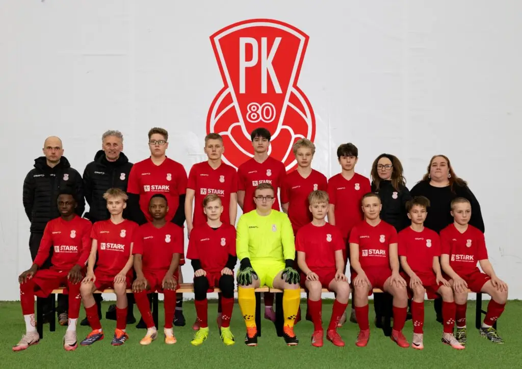Mikkelin Pallo-Kissat P15 junioireiden joukkuekuva jossa iso seuran logo. Pelaajilla punainen peliasu. Pelaajat ovat iloisia ja ylpeänä kantavat seuran värejä