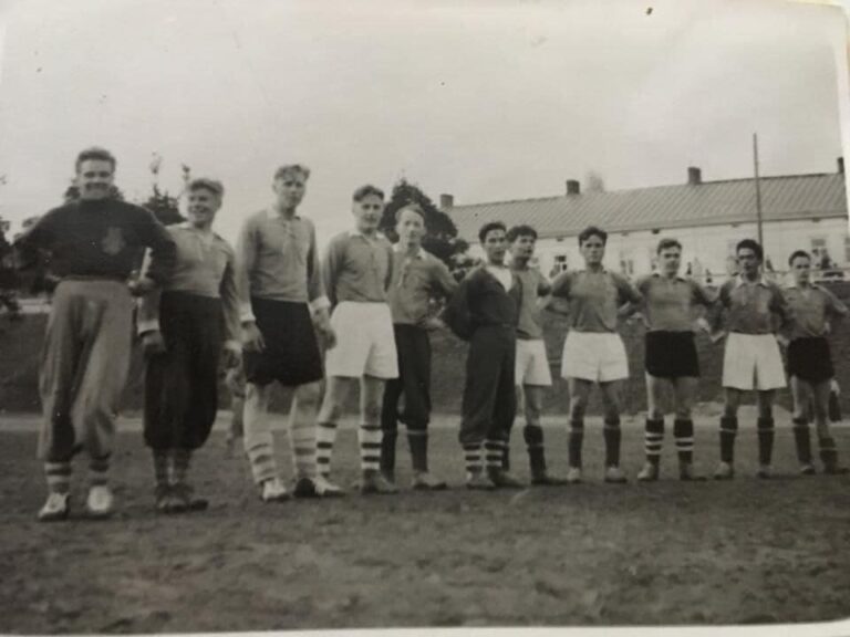 Kuvaasa MiPK:n pelaajai Hämskin jalkapallokentällä.Kuva on otettu sodan jälkeen 1940 luvulla.