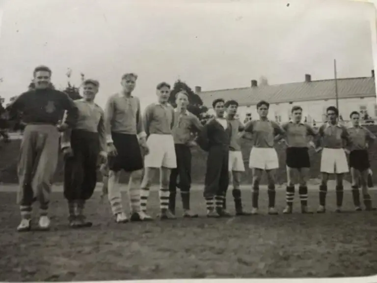 Kuvaasa MiPK:n pelaajai Hämskin jalkapallokentällä.Kuva on otettu sodan jälkeen 1940 luvulla.