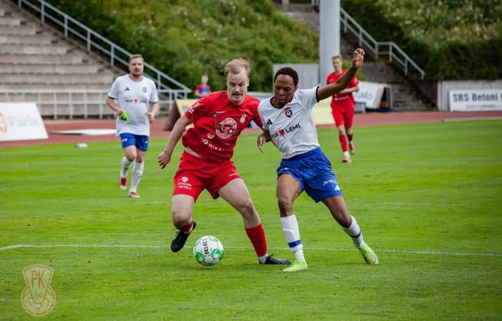 Mikkelin Pallo-Kissat ja Kotajärven Pallo KoPa ottelu Mikkelin Urskissa. MiPK pelaaja vien pallon vastustajalta.