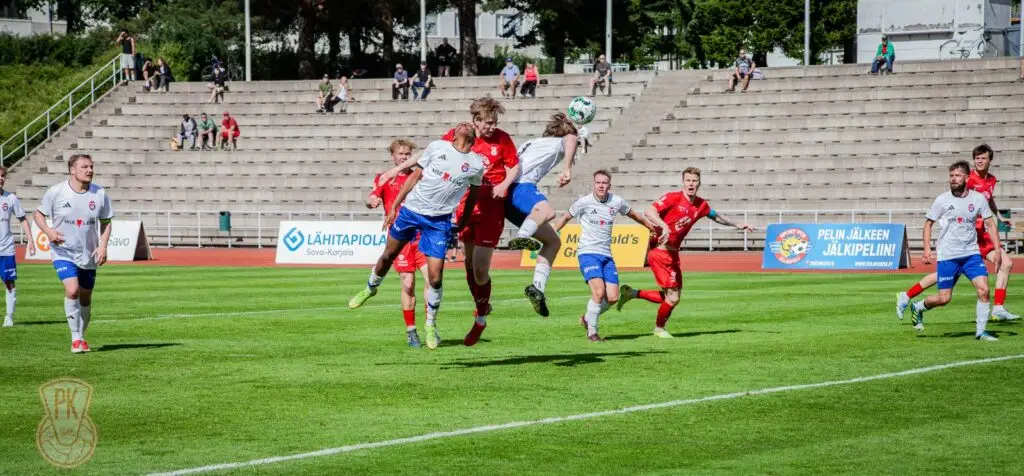 Mikkelin Pallo-Kissat ja Kotajärven Pallo KoPa ottelu Mikkelin Urskissa. Purkumaali Urskissa.